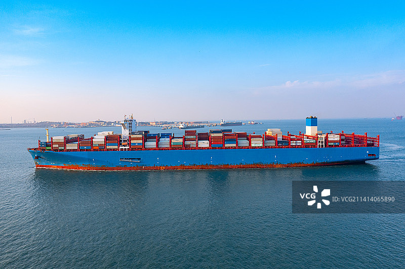 海上航行的集装箱货船图片素材