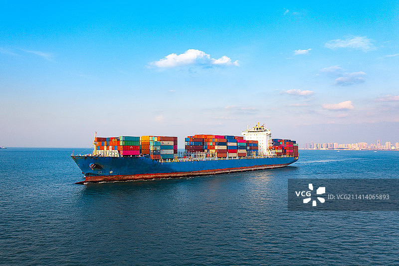 海上航行的集装箱货船图片素材