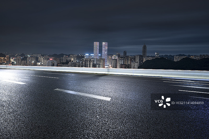 穿越繁华城市的高速公路图片素材