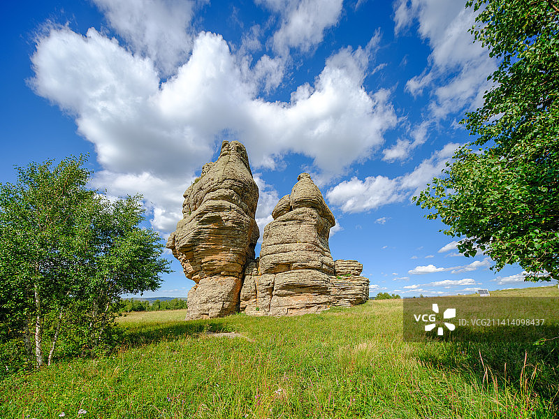 中国内蒙古赤峰克什克腾石阵旅游区草原鲲鹏景区姊妹峰石景图片素材
