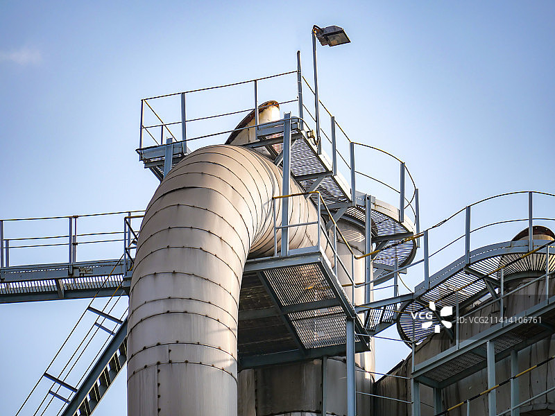 重工业厂房巨型输气管道发电厂火电热电水蒸气输气输油管网排放燃气锅炉冷却塔烟道废气粉尘循环再生系统图片素材