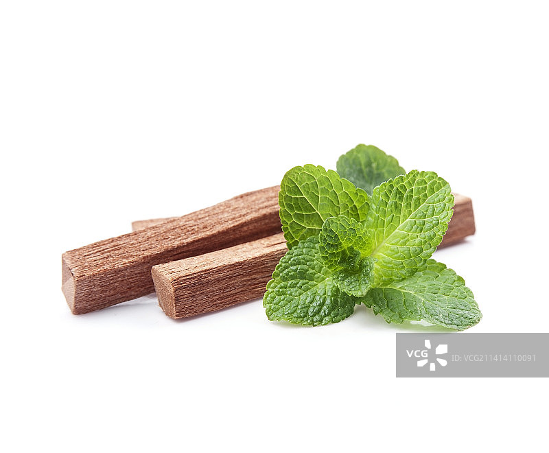 摩尔多瓦白色背景下的薄荷叶特写图片素材
