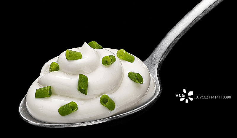 勺子里的甜点特写，黑色背景图片素材