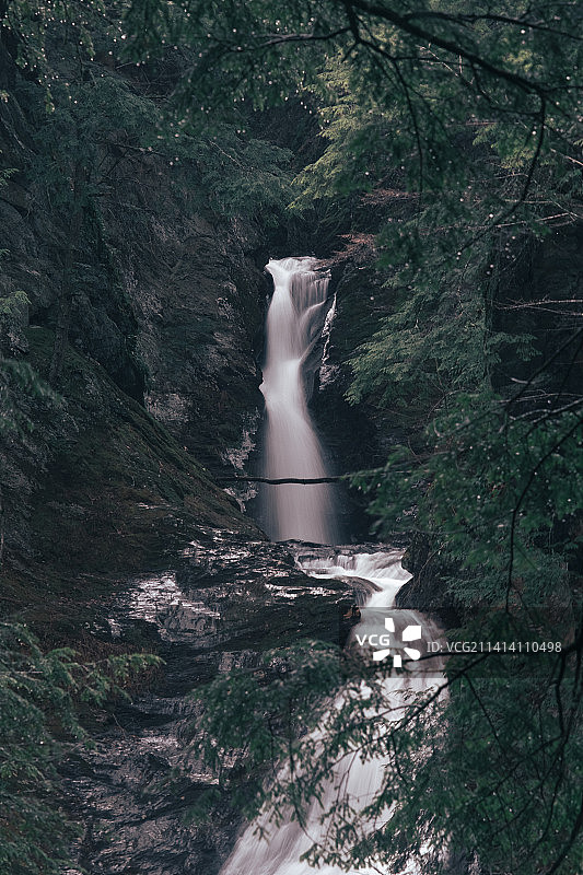 美国莫斯格伦瀑布森林风景图片素材