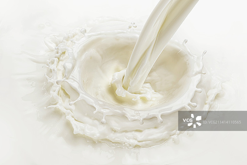 碗中牛奶奶油倾倒特写图片素材