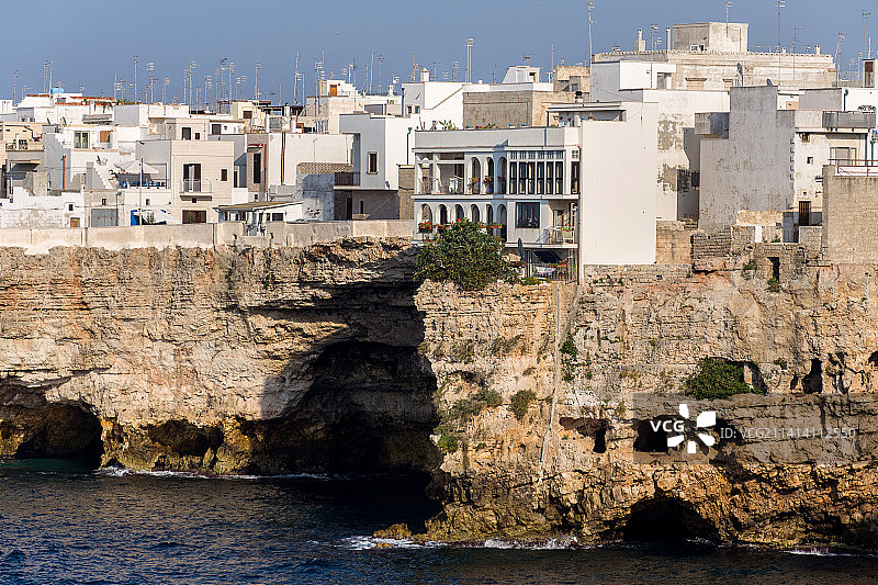 意大利波利尼亚诺海边的悬崖传统房屋图片素材