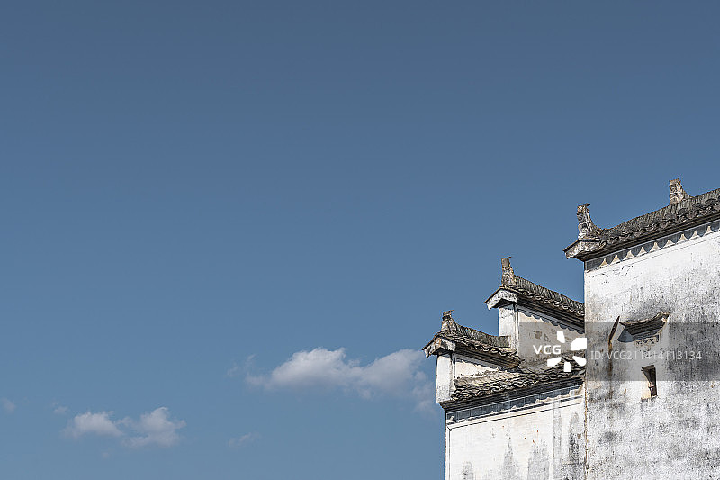 中国安徽徽州乡村古建筑和天空纯净背景壁纸图片素材
