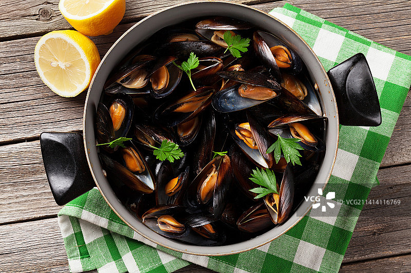 美国桌上碗中贻贝的高角度视图图片素材