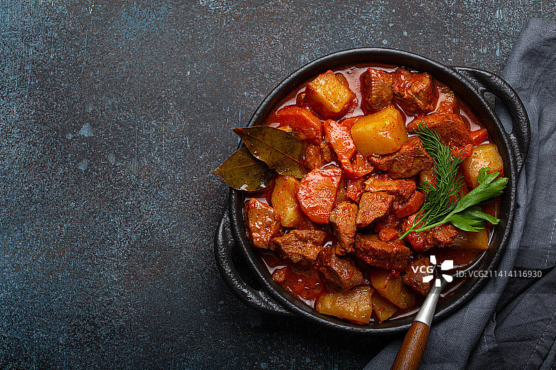 黑碗牛肉土豆胡萝卜炖肉图片素材