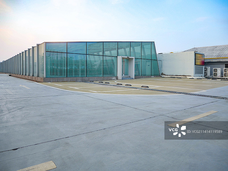 城市日落玻璃幕墙展览馆陈列博物馆地面停车场几何艺术空间高端档次自驾乘用车高清实拍汽车轿车广告背景图图片素材