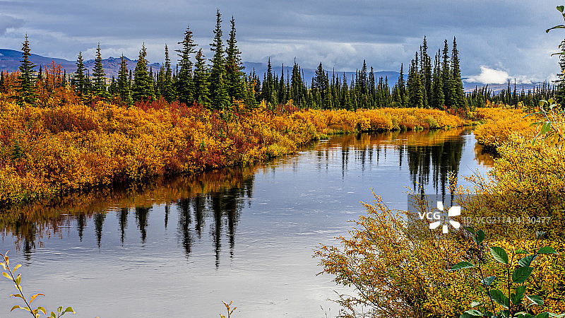 美国阿拉斯加州秋季湖泊天空美景图片素材
