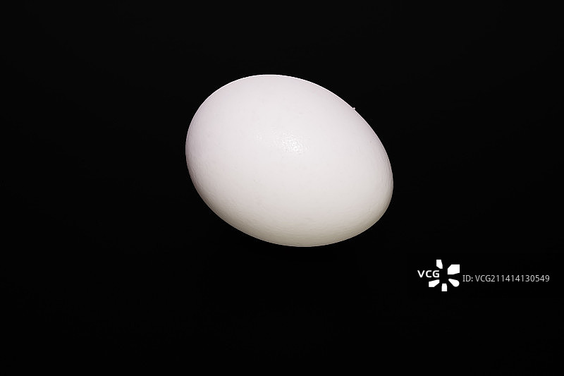 黑色背景上的白色鸡蛋图片素材