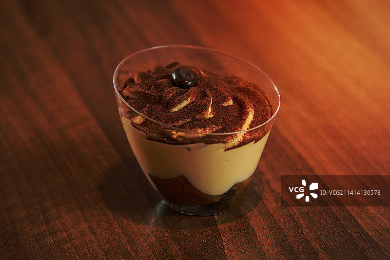 传统咖啡风味玻璃杯装提拉米苏图片素材