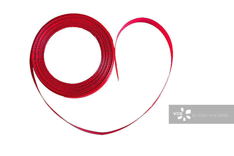 白色背景上心形粉色缎带图片素材