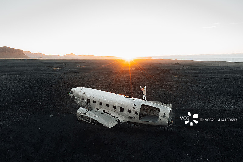 冰岛，日落时分，田野上废弃飞机的景色图片素材
