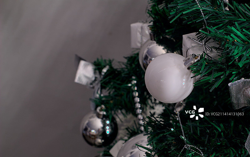 圣诞树上的雪花装饰，位于意大利库内奥省皮安费图片素材