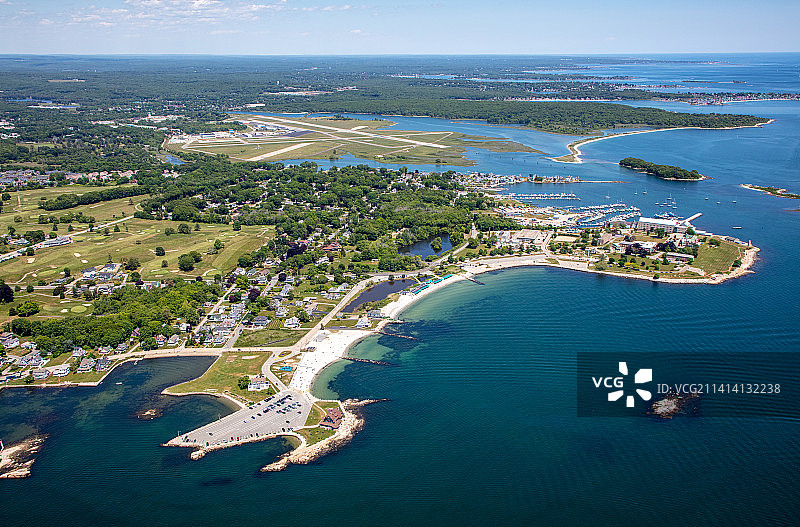 美国康涅狄格州格罗顿市的海洋和城市景观图片素材
