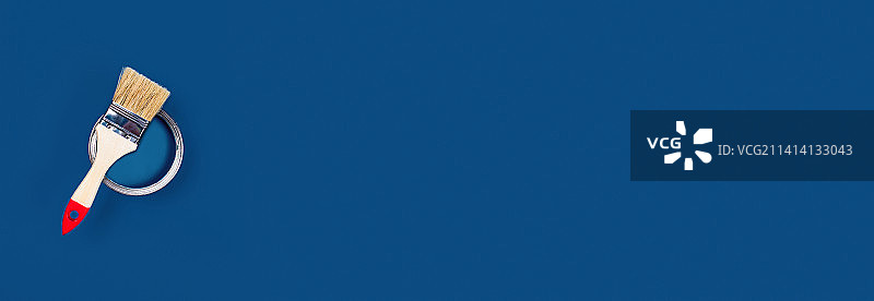 带有颜料罐和画笔的蓝色背景，美国图片素材