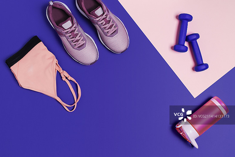 俯视拍摄：美国蓝色背景上的运动器材图片素材