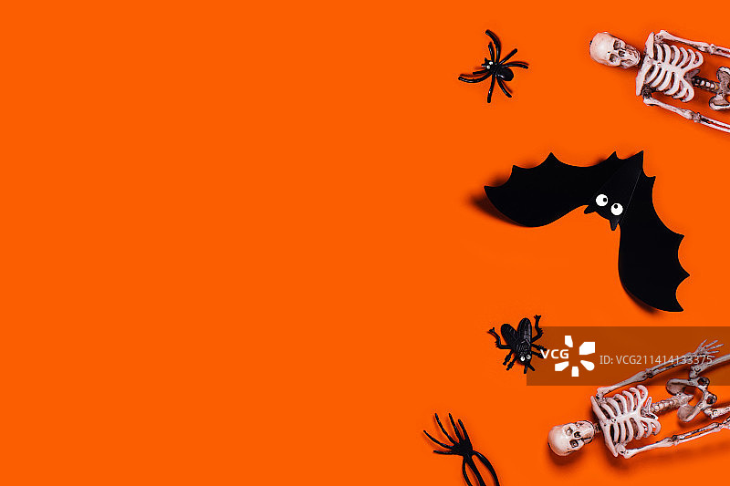 黄色背景下的万圣节装饰品高角度视图图片素材