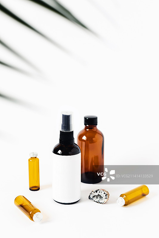 白色背景下的药品瓶特写，荷兰布雷达图片素材