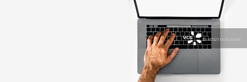 男人在德国法兰克福用笔记本电脑，白色背景图片素材