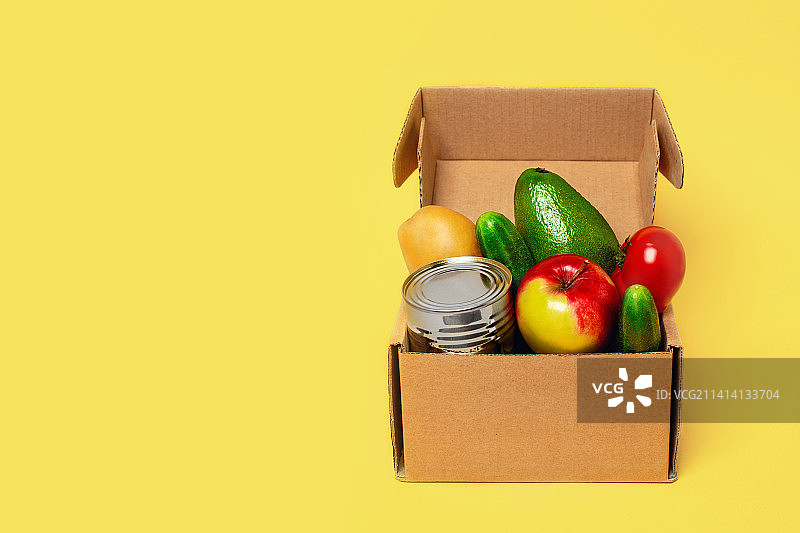 黄色背景上的盒子特写，美国图片素材