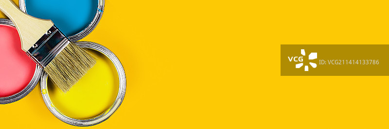 德国法兰克福，黄色背景上的听诊器的俯视照片图片素材