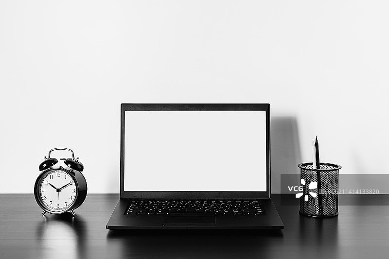 闹钟笔记本电脑特写，美国图片素材