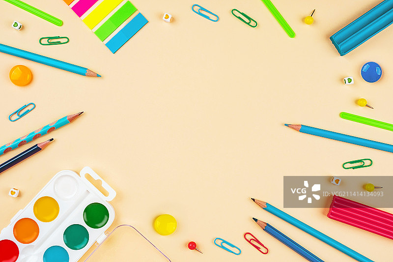 黄色背景上的学习用品，荷兰阿姆斯特丹图片素材