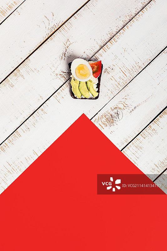 饮食：鸡蛋番茄牛油果三明治（荷兰埃因霍温）图片素材