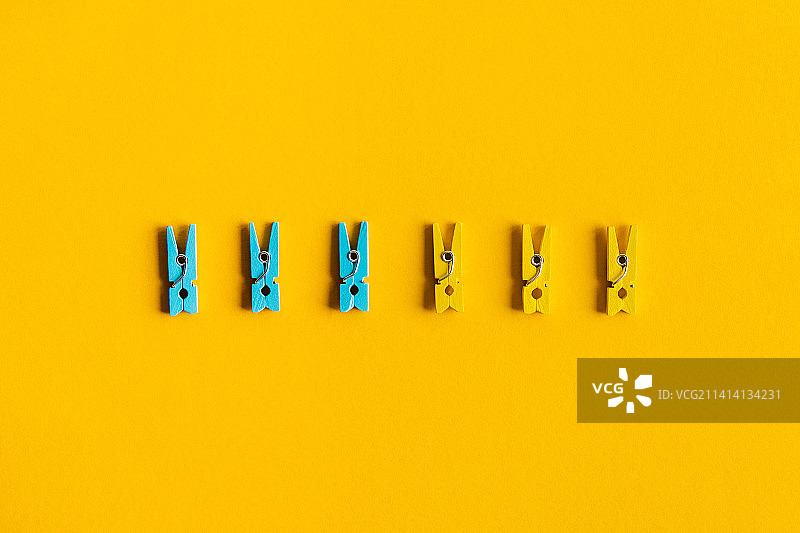 散落着书写针的返校课桌（美国）图片素材