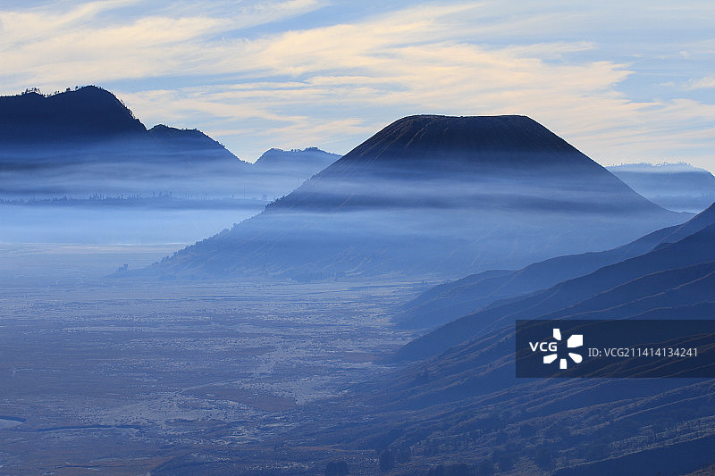 布罗莫-腾格尔-塞梅鲁国家公园巴托克火山云雾中的蓝色薄雾，印度尼西亚爪哇岛东部图片素材
