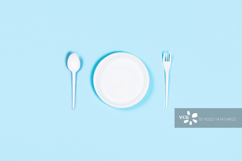 蓝色背景上的餐具俯视图，荷兰蒂尔堡图片素材