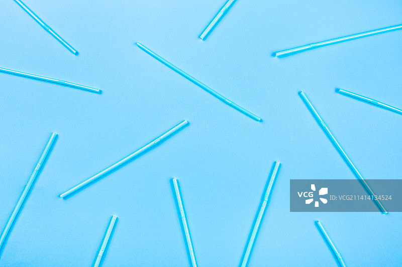 彩色背景上的蓝色鸡尾酒吸管，德国柏林图片素材