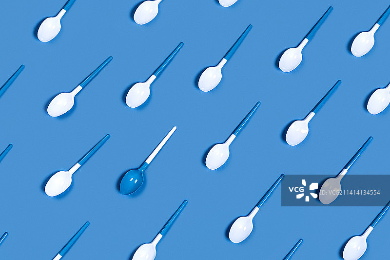 蓝色背景上的白色勺子图案，荷兰蒂尔堡图片素材
