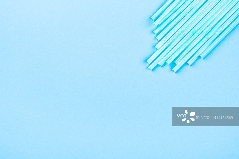 彩色背景上的蓝色鸡尾酒吸管，德国柏林图片素材