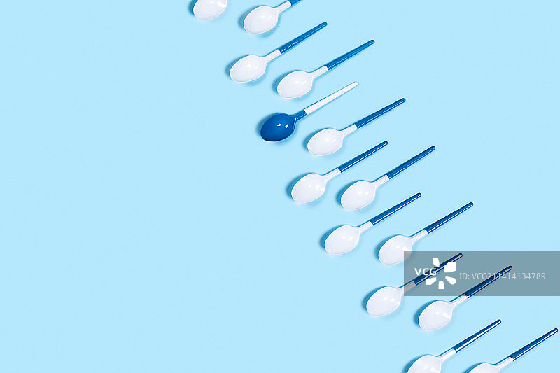 蓝色背景上的白色勺子图案，荷兰蒂尔堡图片素材
