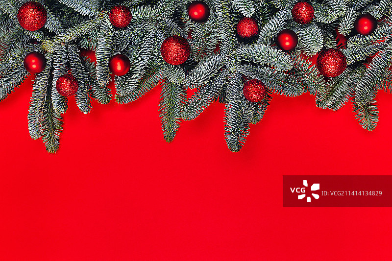 圣诞节背景，含杉树枝上的红色球，美国图片素材
