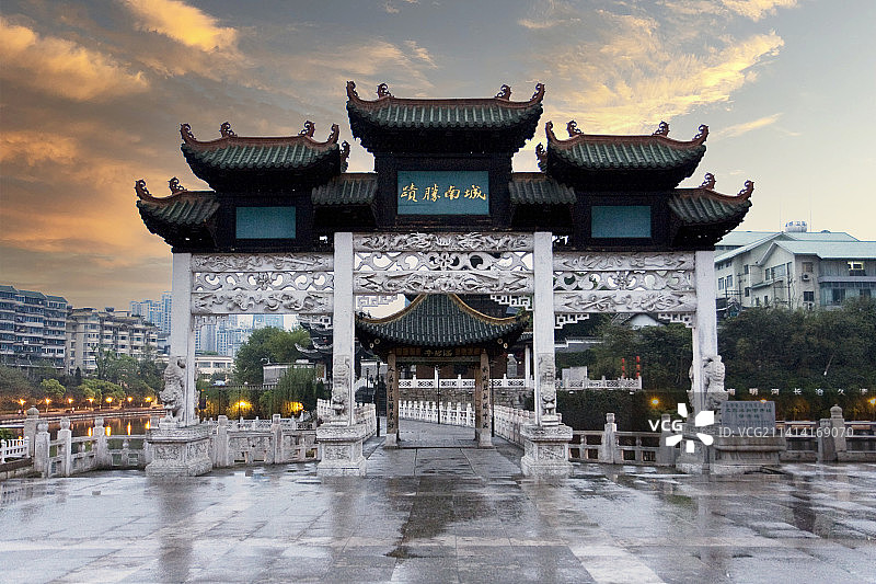 贵州贵阳古建筑“甲秀楼”图片素材