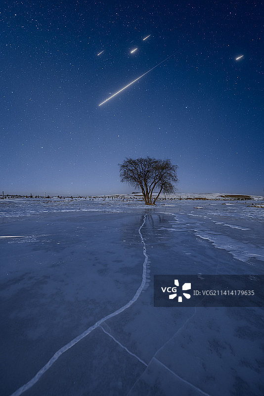 冬季的双子座流星雨图片素材