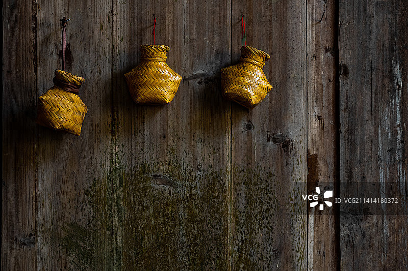 挂在墙上的鱼篓图片素材