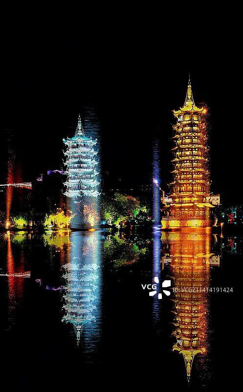 中国广西桂林两江四湖日月双塔夜色倒影建筑景观图片素材