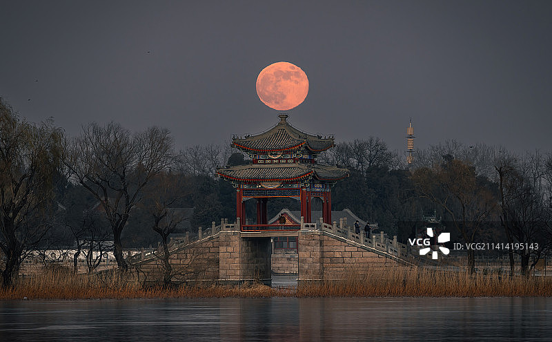 练桥月出图片素材