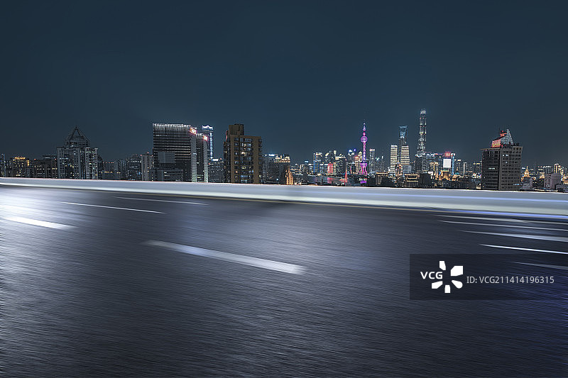 运动模糊穿越繁华城市的高速公路图片素材