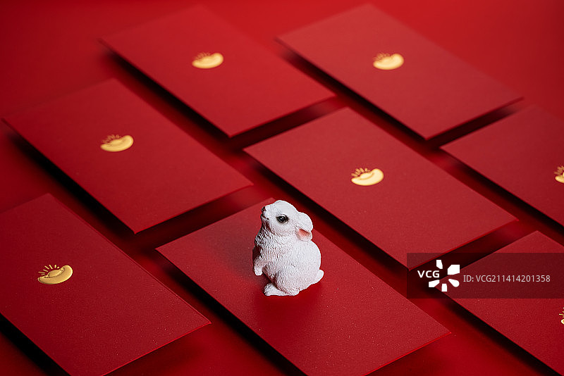 在红包上的兔子摆件图片素材