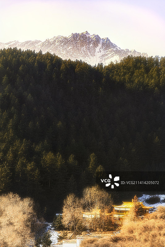 金光撒顶，拍摄于甘肃肃南马蹄寺景区图片素材