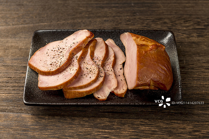 一盘烤肉摆放在木桌面上特写图片素材