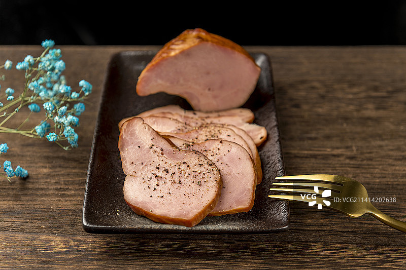 一盘烤肉摆放在木桌面上特写图片素材