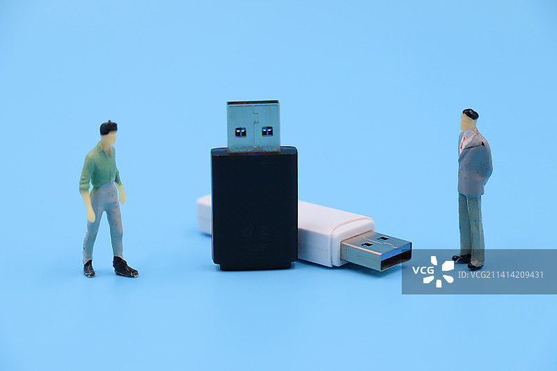 优盘USB接口小人微缩模型创意概念图片素材
